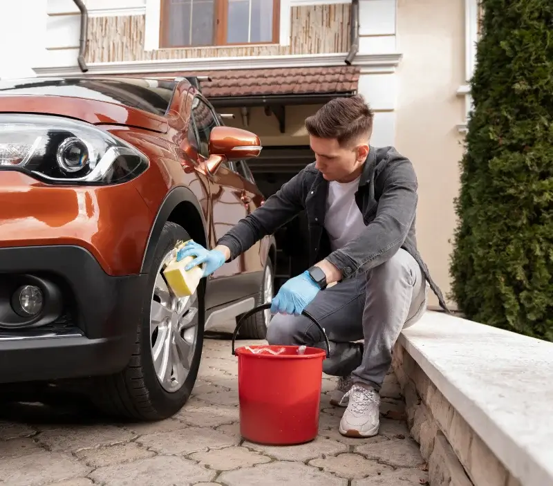 Lavage auto à domicile La Gonfrière : professionnel intervenant sur un véhicule